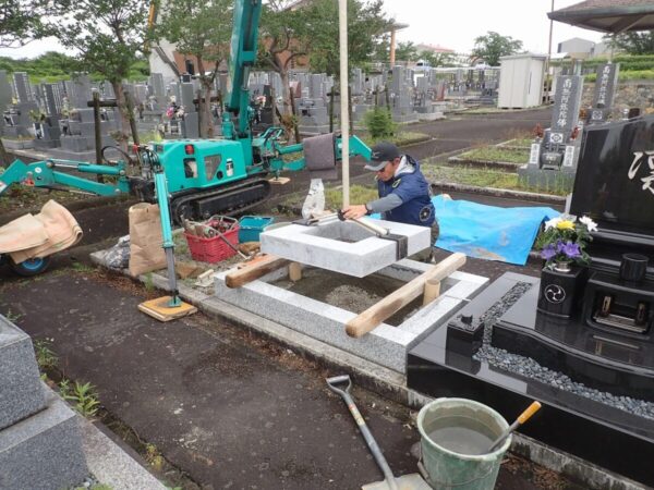 一枚石の御影石納骨室石