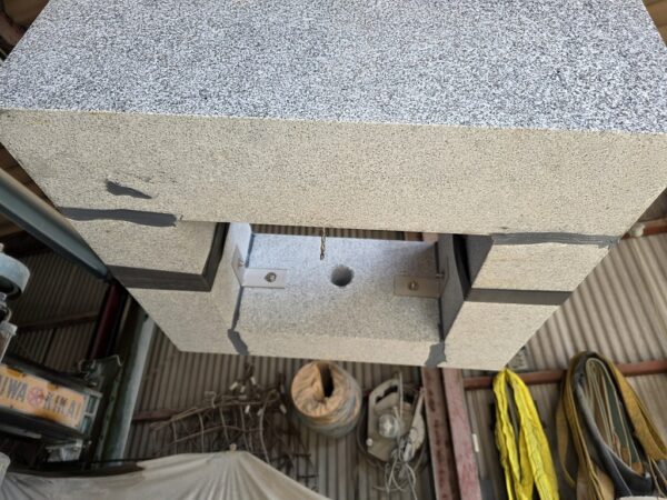 四ツ石の底面にも目地を入れて接着面を保護する施工