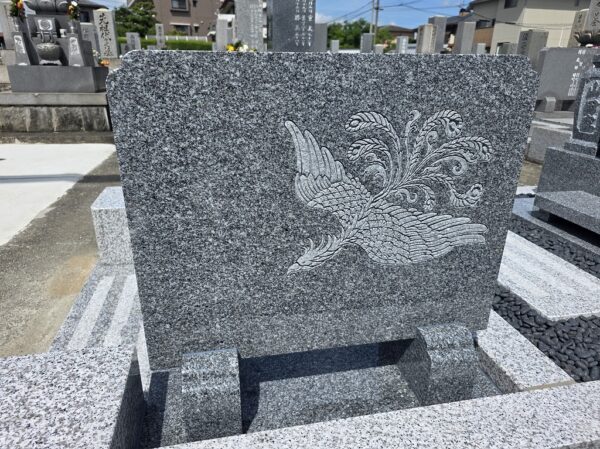 純国産天山石の墓誌裏面に完成した鳳凰の立体彫刻
