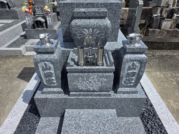 純国産天山石のお墓に彫った髙木石材オリジナルの桜と蓮の彫刻