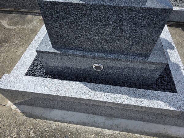 御影石納骨室に取り付けた髙木石材の特許取得換気システム