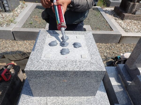 純国産大島石のお墓を免震シリコンと免震接着剤で施工