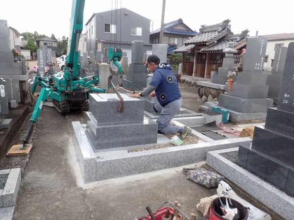愛知県一宮市で九寸サイズの墓石を小型クレーンで建立