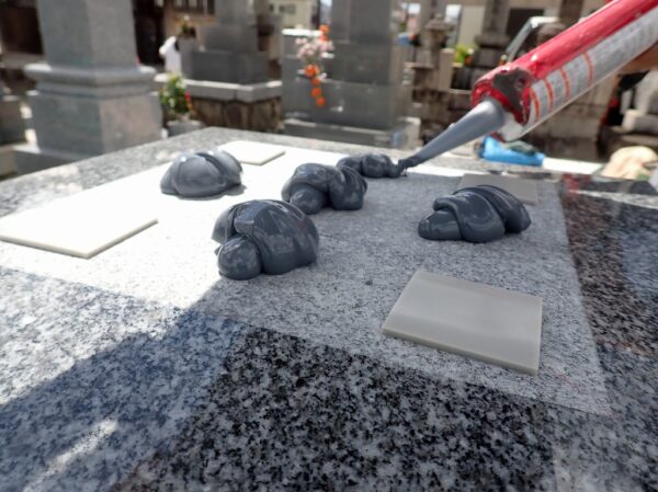 墓石の台石に免震シリコンと耐震接着剤を施工する地震対策