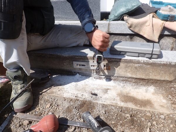 トルクレンチを使ってステンレス金具を締め付ける作業