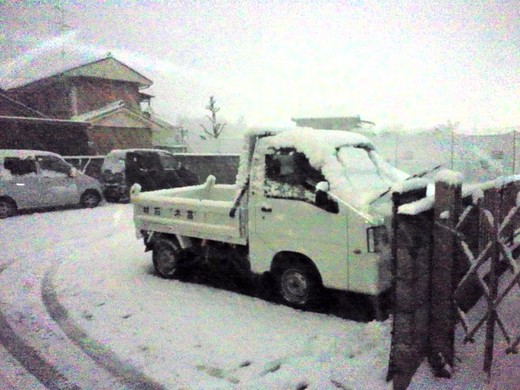 軽トラに積もった雪