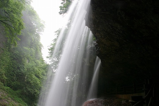 雷滝の裏側から