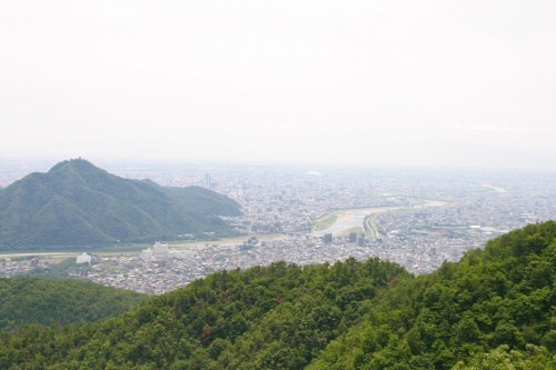 山頂から見る金華山