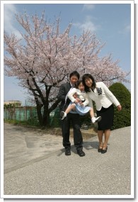 桜の前で入学式の記念写真