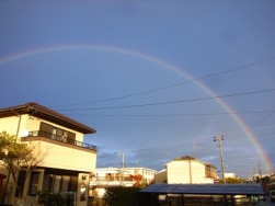 工場から見た虹