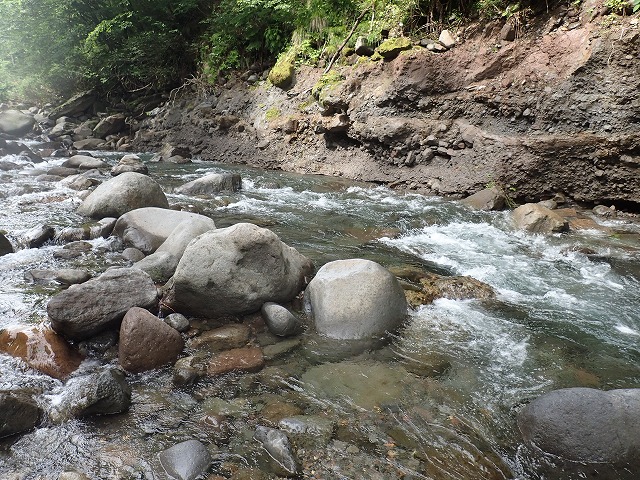 手前の大岩の向こう側