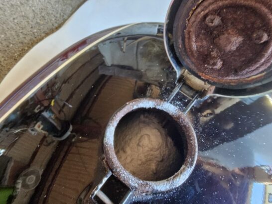 石鹸を入れて溶かします